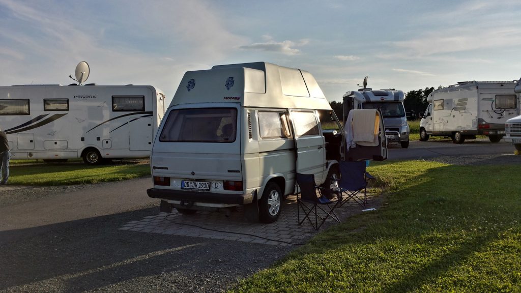 Bulli auf dem Wohnmobilstellplatz Brauereigasthof Reichold Hochstahl Fränkische Schweiz