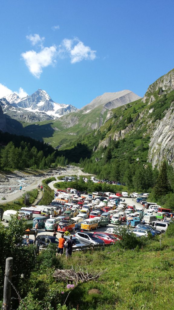 Volkswagen buses in fromt of Mount Großglockner