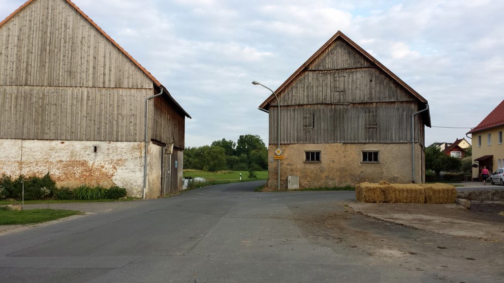 Höfen (b. Hollfeld). Rechts die Straße nach Hochstahl. Ohne Navi-Hilfe nicht findbar.