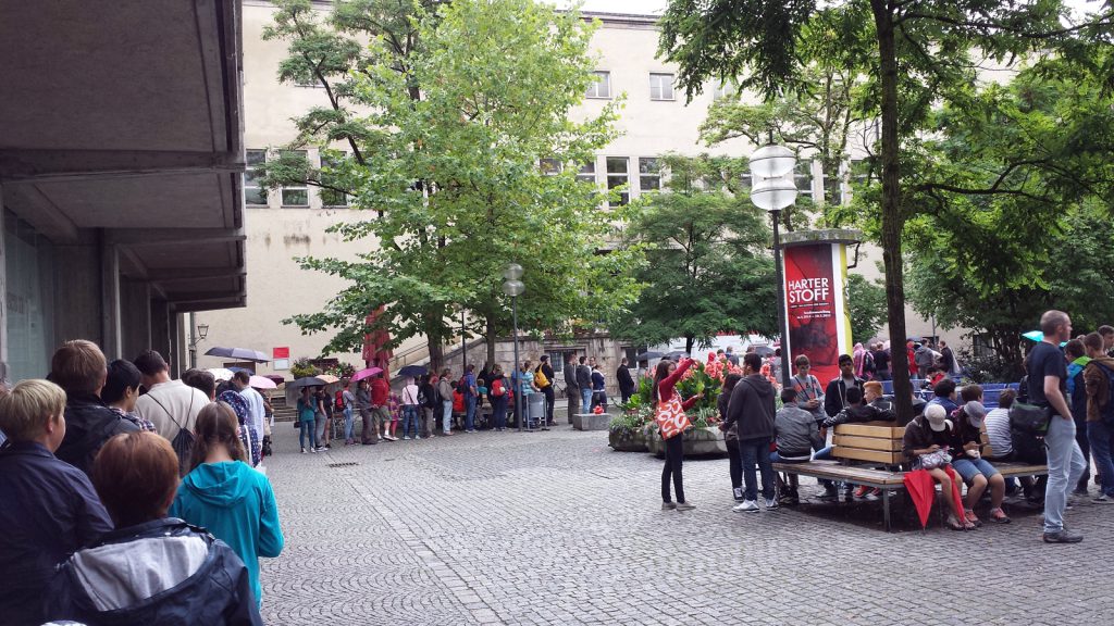 Lange Schlange an der Kasse; Deutsches Museum München