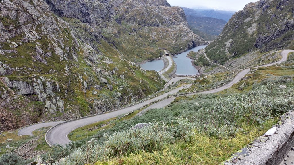 Below the Røldalstunnel, to the right the old mountain road