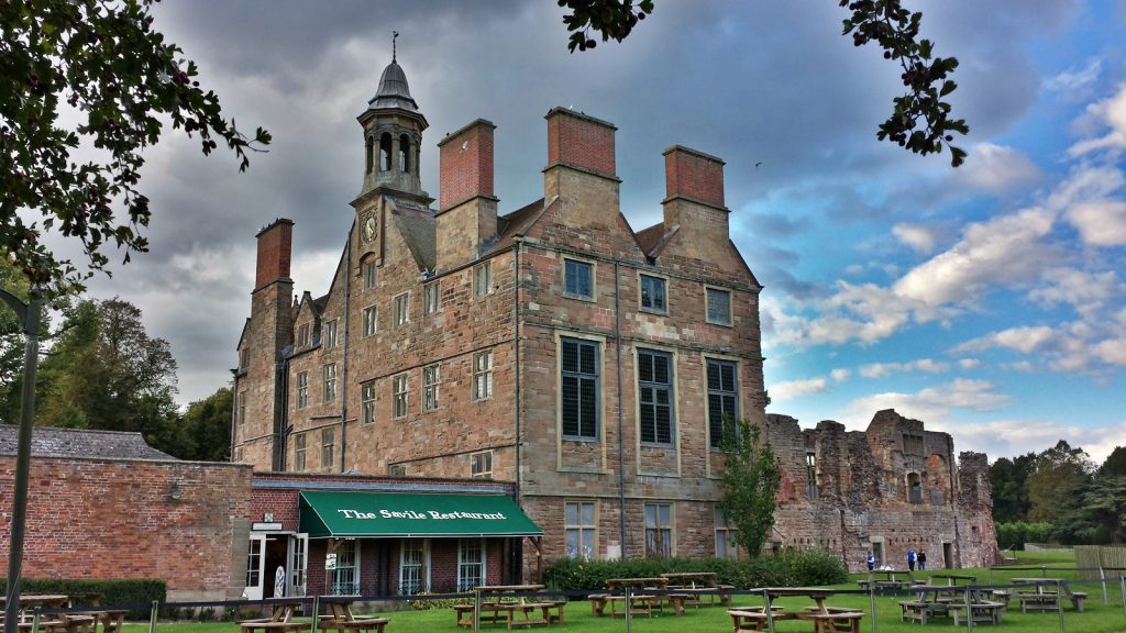 Today there is a café inside the old country house.