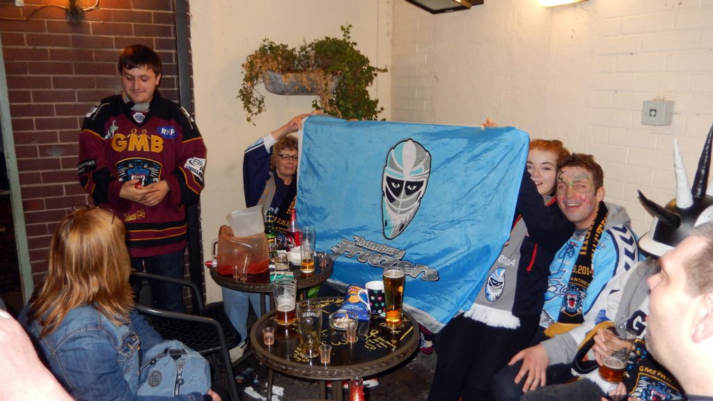 Vivid fan friendship: Hamburg fans at British playoffs.