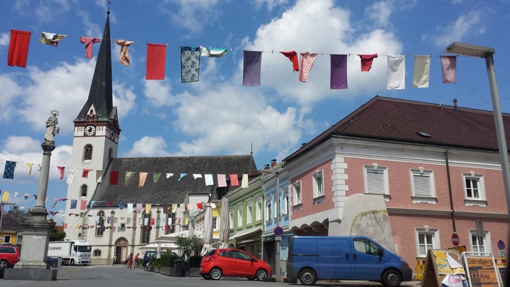 Kirche und Marktplatz in Ottensheim