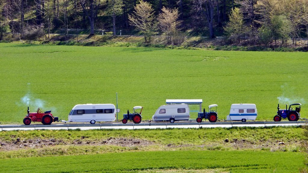 Trecker mit Wohnwagen am Vatertag