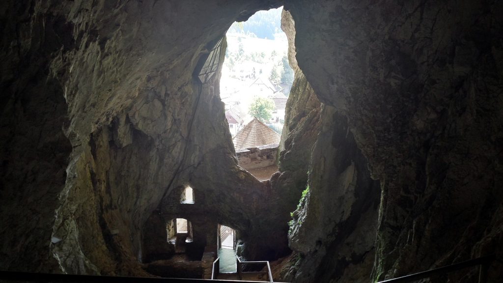 Ausblick aus der Höhlenburg Predjama