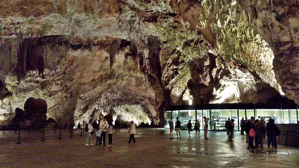 Tanzhalle Höhle Postojna Souvenir Shop