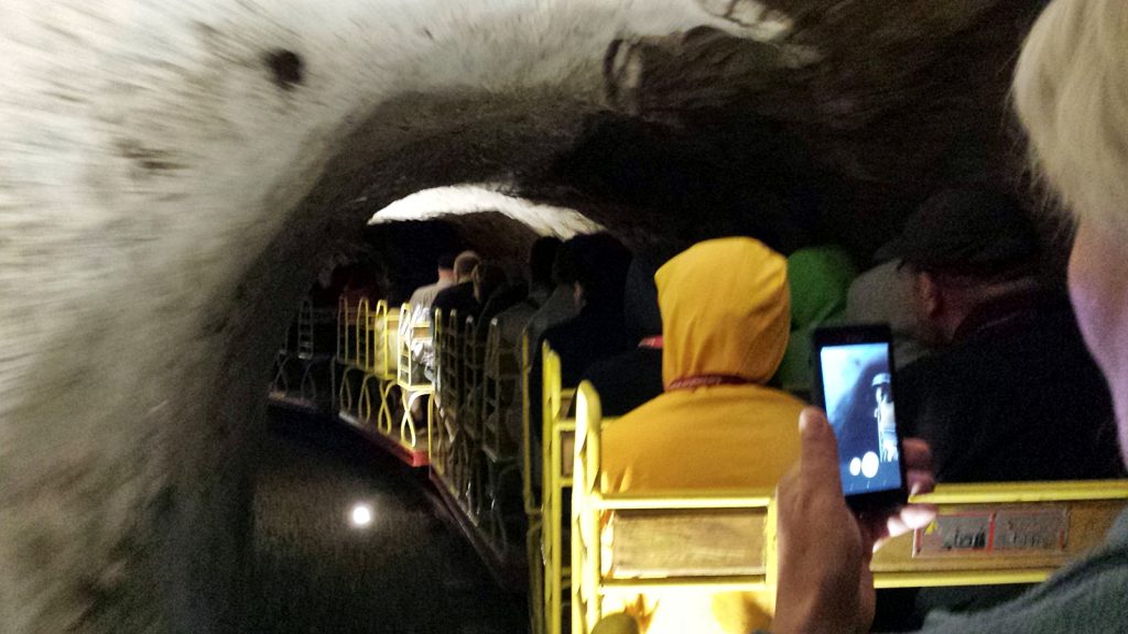 Mit der Grubenbahn geht es tief hinein in die Bergwelt der Tropfsteinhöhle Postojna