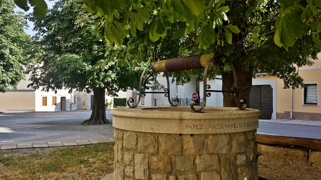 Brunnen Wunschbrunnen Vrhpolje Slowenien