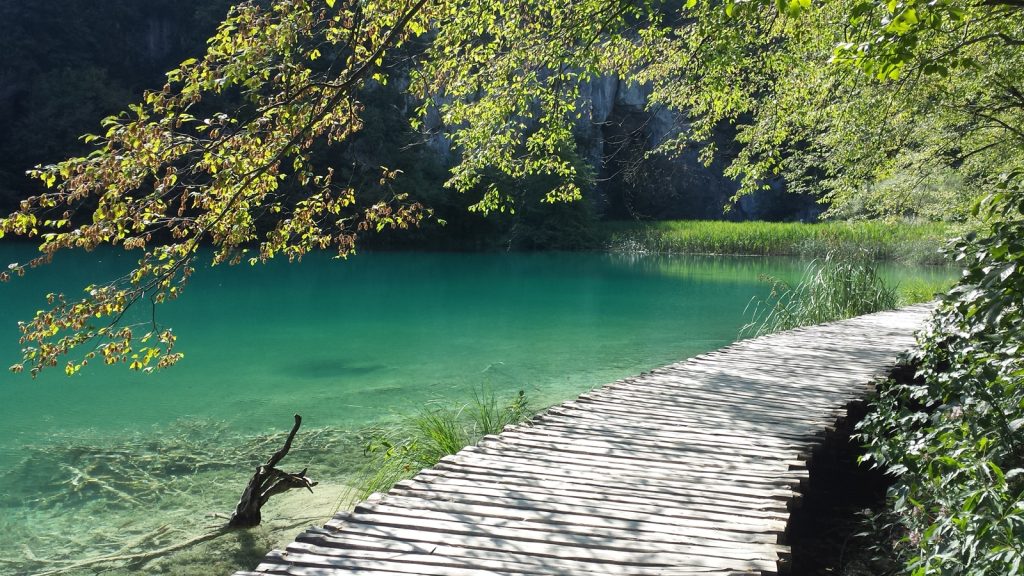 Über Holzstege entlang der Plitvicer Seen