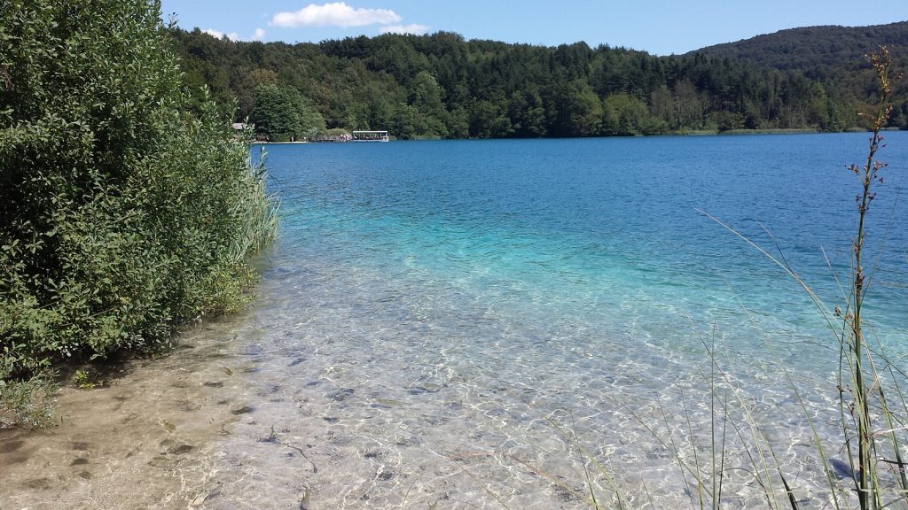 Blick auf die Personenfähre Plitvicer Seen Kroatien