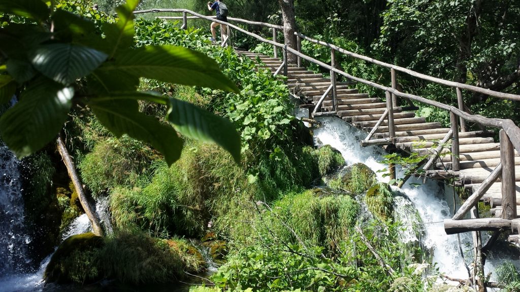 Treppe über den Wasserfall Plitvicer Seen Kroatien