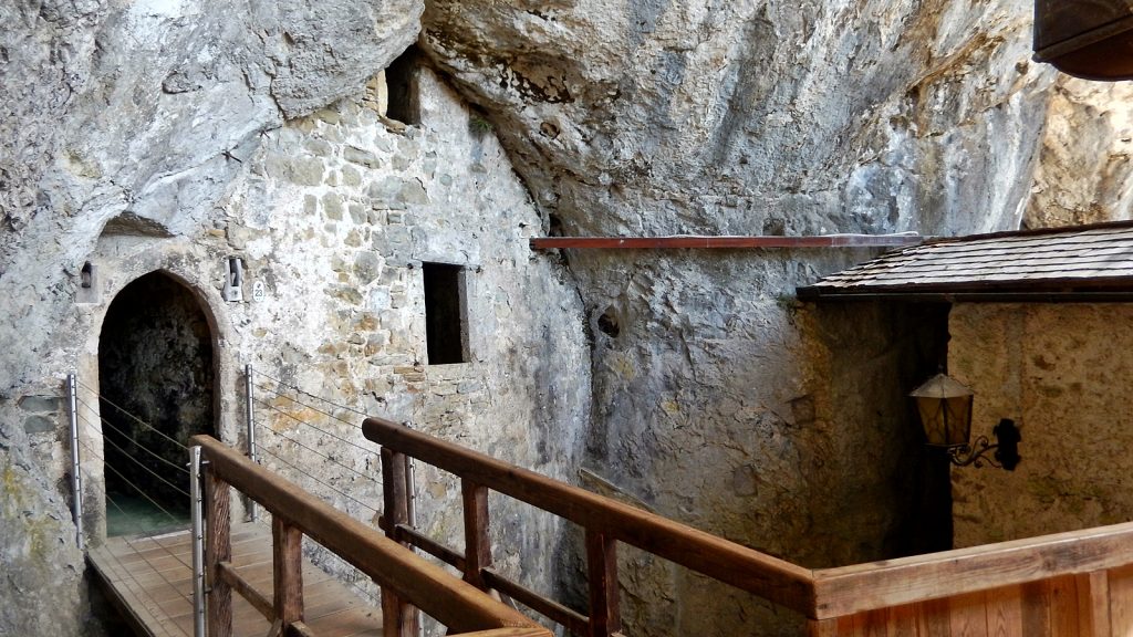 Eingang zur alten Burg in der Höhle Predjama