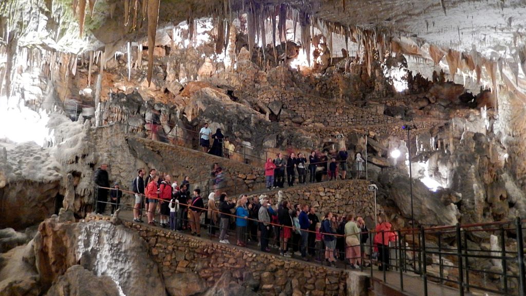 Touristenmassen in der beeindruckenden Tropfsteinhöhle Postojna in Slowenien