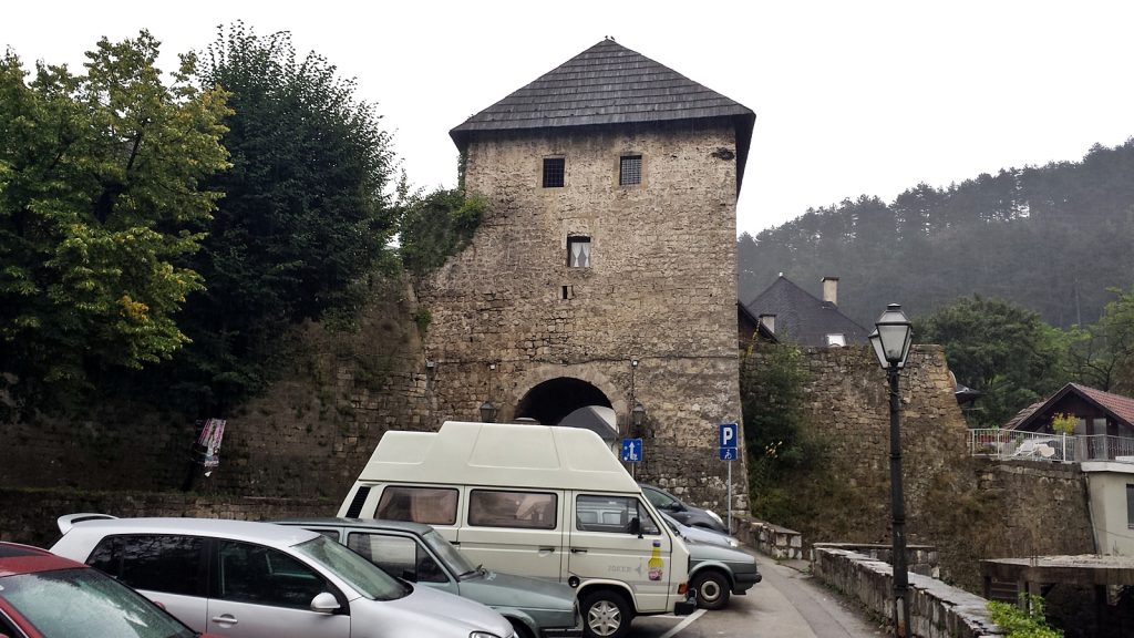 Bulli vor dem Stadttor in Jajce