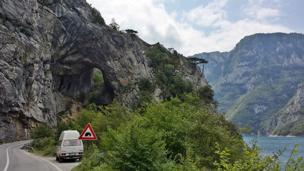 Naturtunnel am Piva Stausee in Montenegro