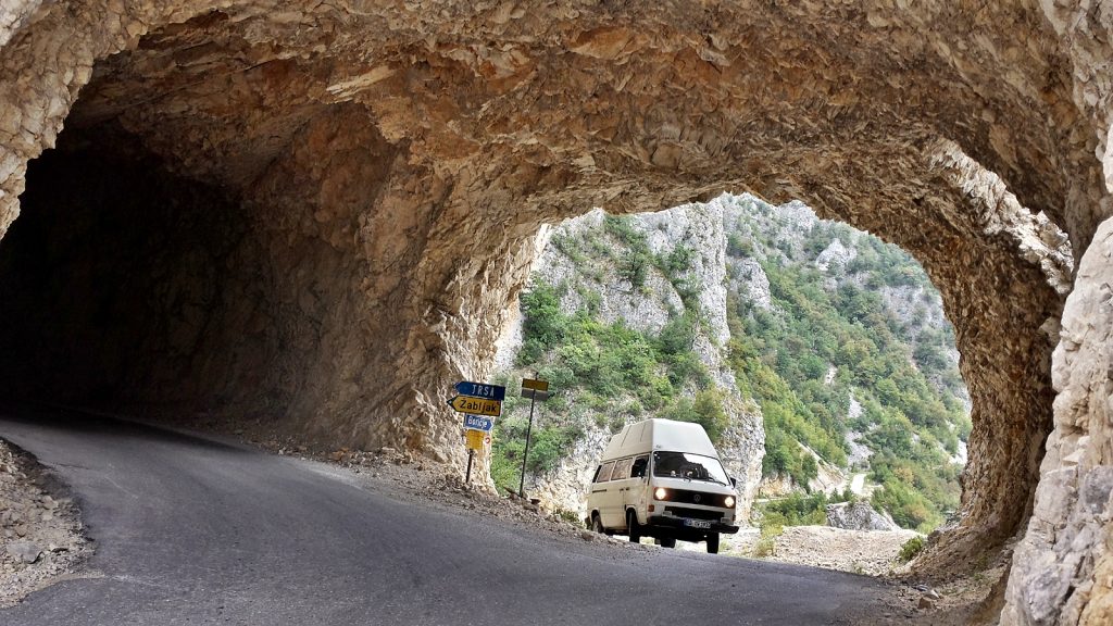 Bulli im Abzweig im Tunnel zum Durmitor Nationalpark in Montenegro