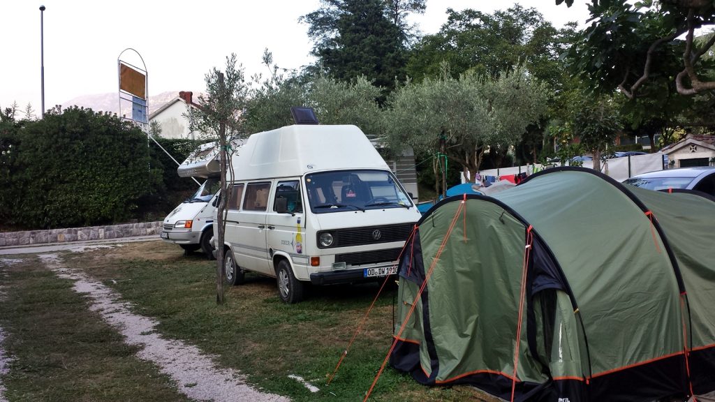 Bulli auf dem Auto Kamp Naluka Campingplatz in Bucht von Kotor in Montenegro