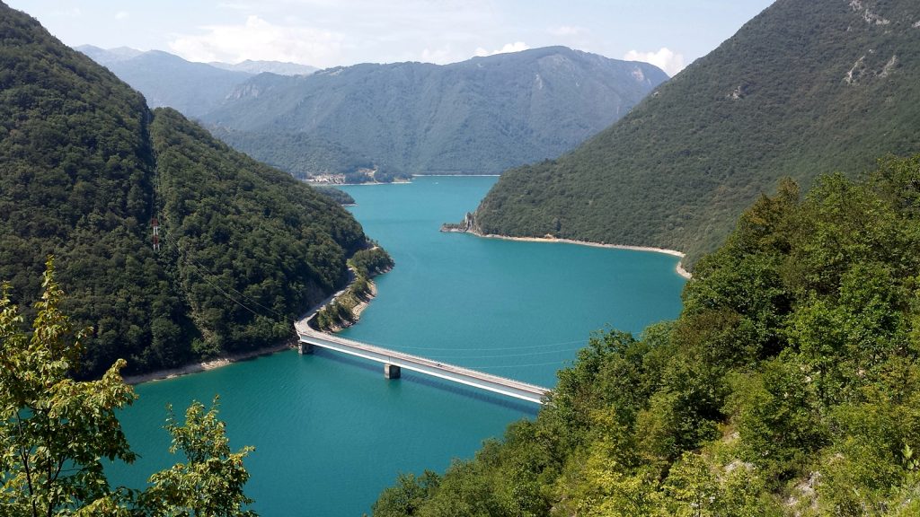 Von der Serpentinenstraße bieten sich schöne Blicke auf den Piva-Stausee