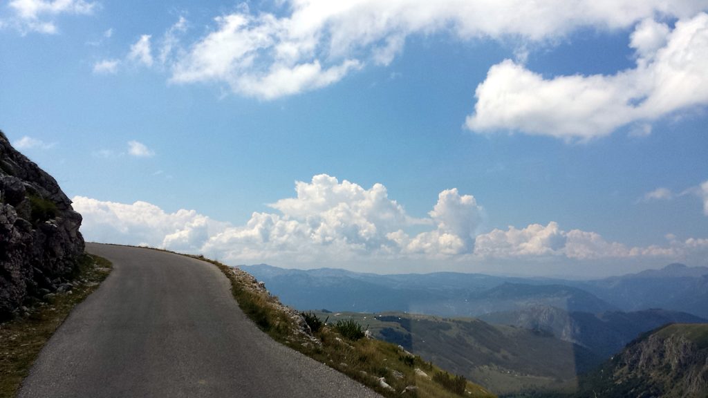Straße über den Gipfeln Mit dem Bulli durch den Durmitor Nationalpark in Montenegro
