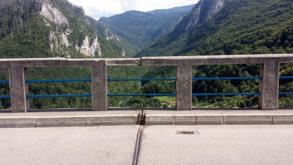In 150 Metern Höhe überspannt die Durdevica Tara Brücke die Tara