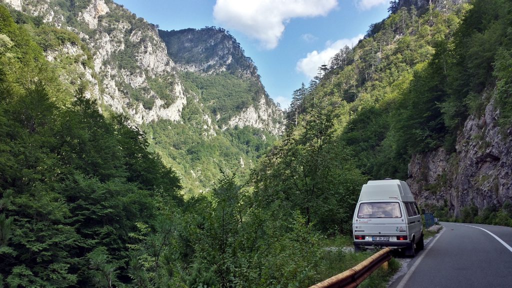 Roadtrip VW Bus Bulli im Tara Canyon in der Tara Schlucht in Montenegro