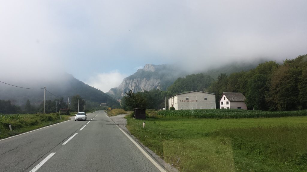 Morgennebel auf dem Balkan-Roadtrip in Montenegro