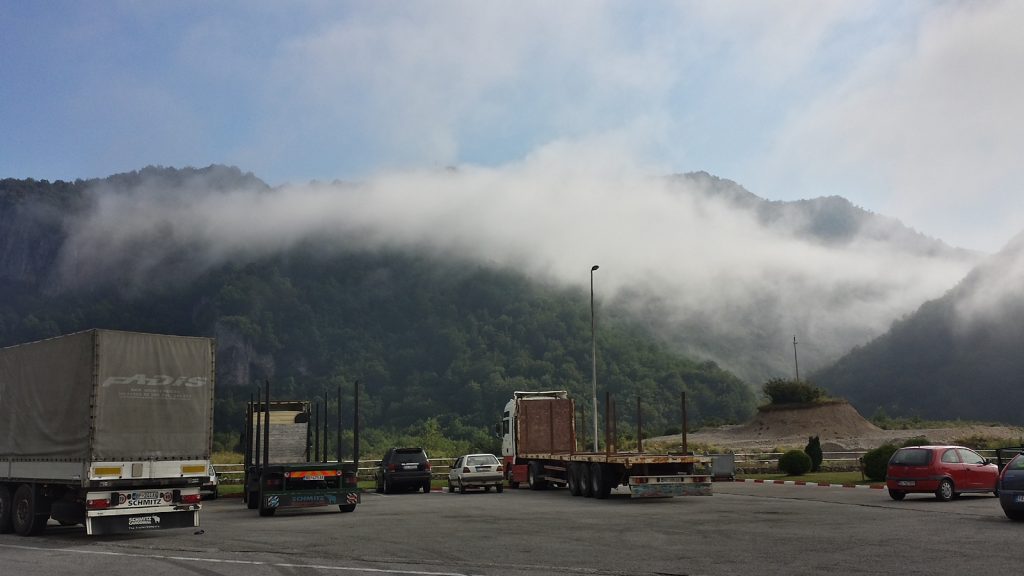 Wolken in den Bergen Rastplatz Montenegro