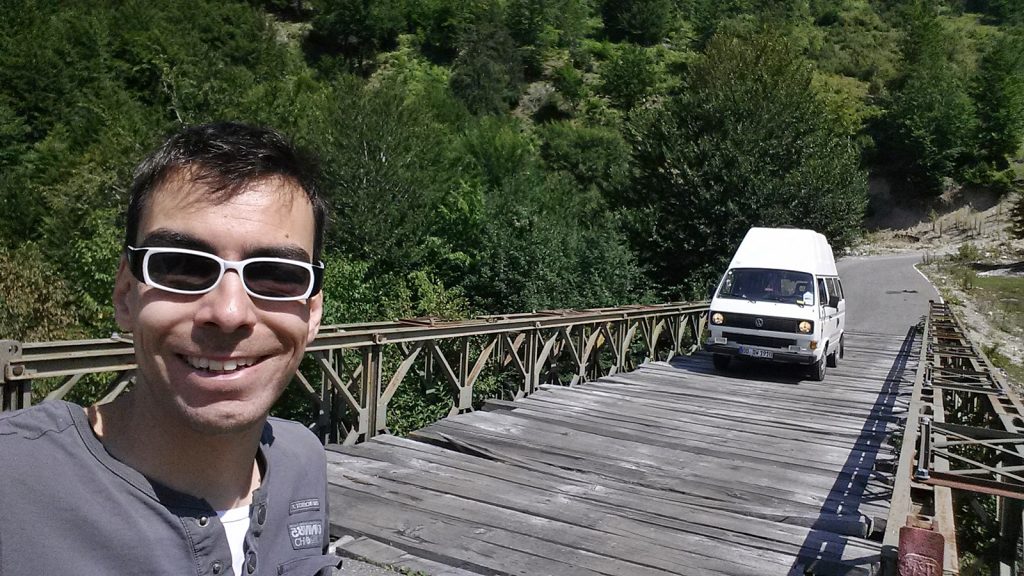 VW Bus Bulli auf altersschwache Brücke im Kelmend in Albanien bei Vermosh