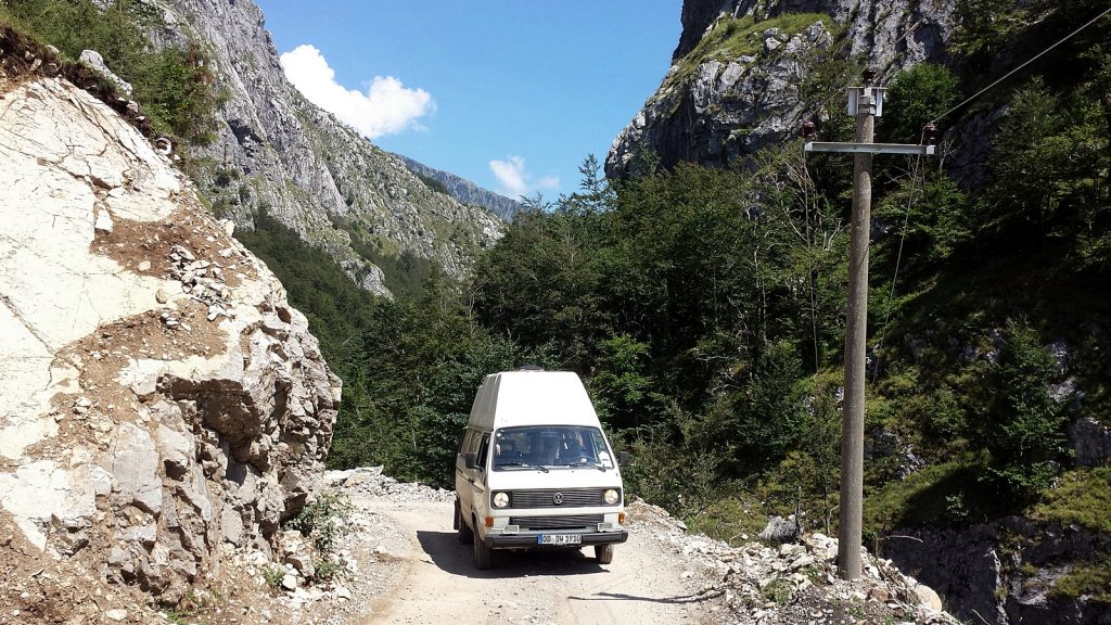 Bulli auf bemerkenswert schlechter Piste im Kelmend bei Vermosh in Albanien