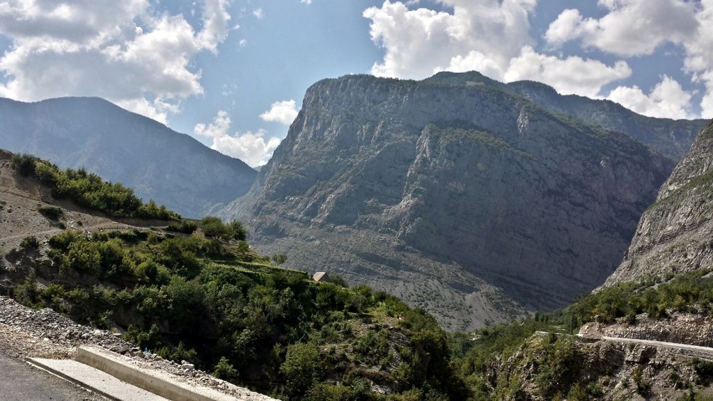 Grandiose Felsen im Kelmend in Albanien an der SH20 von Shkoder nach Vermosh