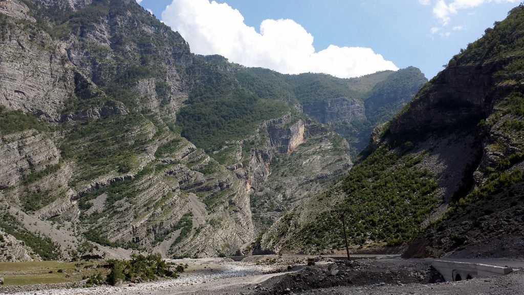 Roadtrip durch Albenien, Straße im Canyon bei Tamare