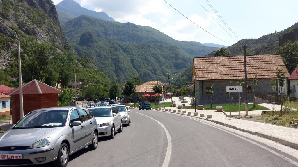 Neue Straße, gepflegter Ort Tamare Albanien