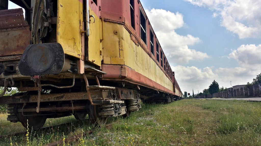 Abgestellter Zug: Eisenbahn in Albanien