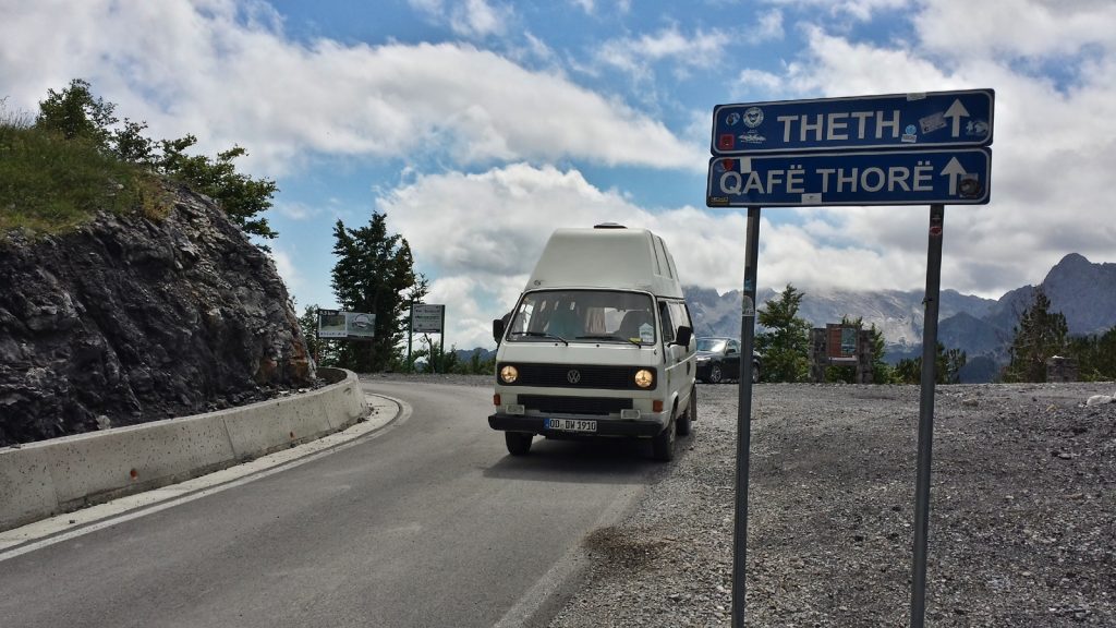 VW Bus Bulli am Qafe Thore, Straße nach Theth, Albanien 2016