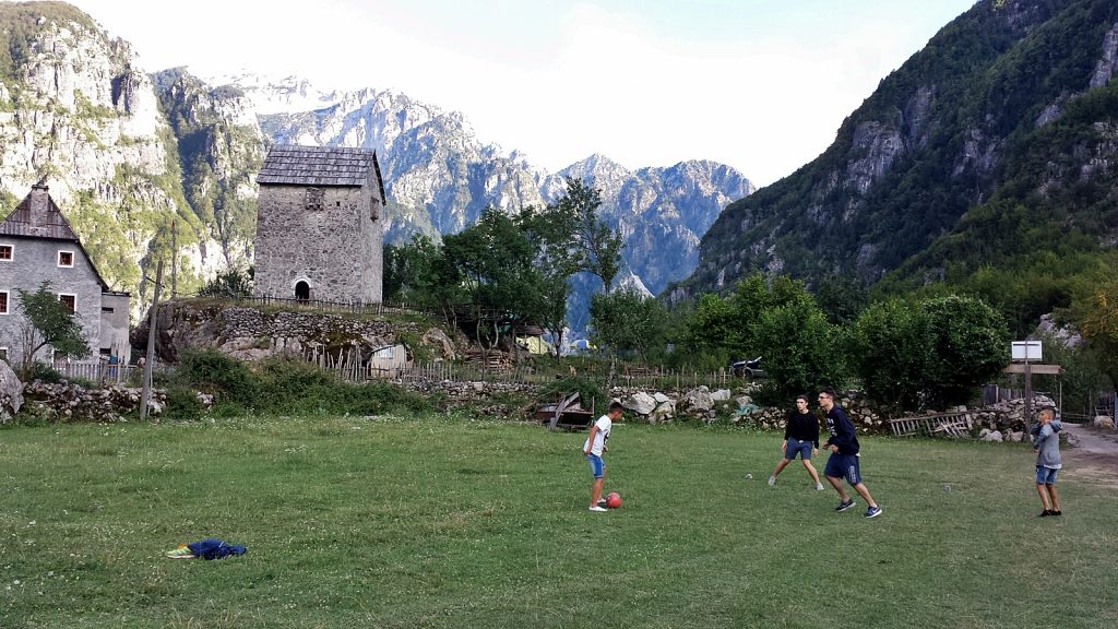 Fußball mit albanischen Kindern vor dem Kulla Turm in Theth