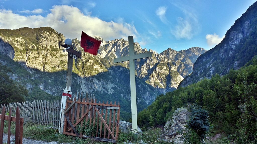 Bergpanorama, Albanische Flagge, Doppeladler, Albanische Alpen, Theth