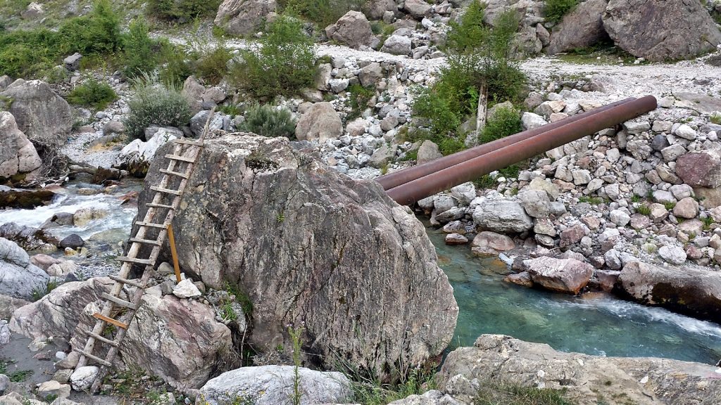 Fußgängerbrücke aus zwei Metallrohren in Theth, Albanien