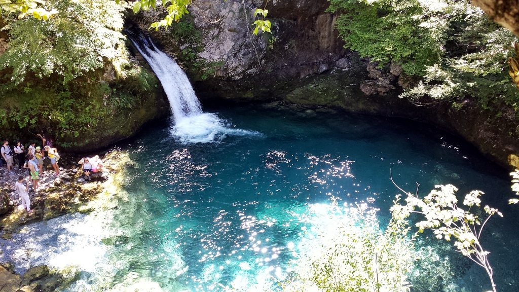 Tief blau schimmert das Blaue Auge. Wasserfall am syri i kalter, Theth, Albanien