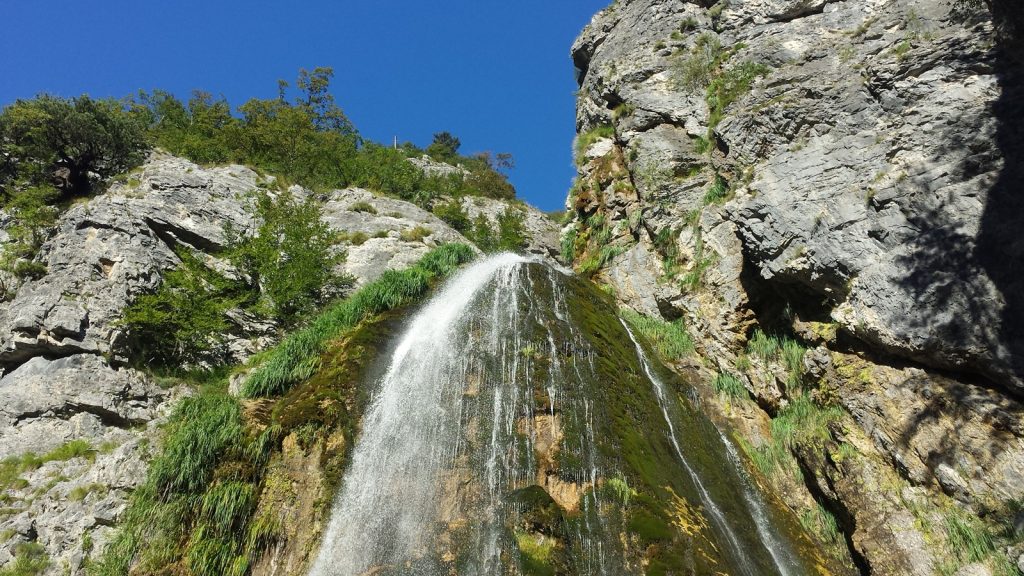 Wasserfall in der Nähe von Theth, Albanien