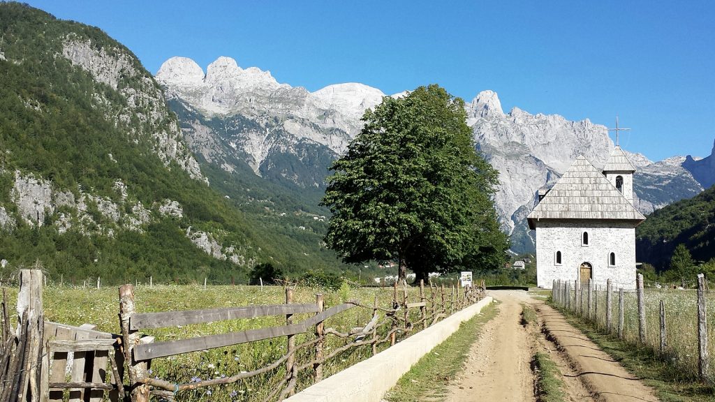 Roadtrip mit dem Bulli nach Theth, Albanien: Kirche