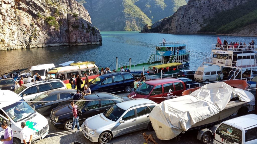 Fähranleger und Fähre im Hafen von Koman, Koman-See, Albanien