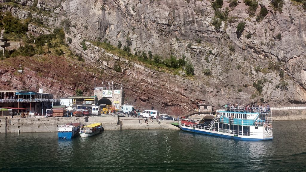 Los gehts. Fahrt über den Koman-Stausee