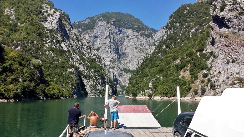 Enge Fjorde am Koman-See: Albanien