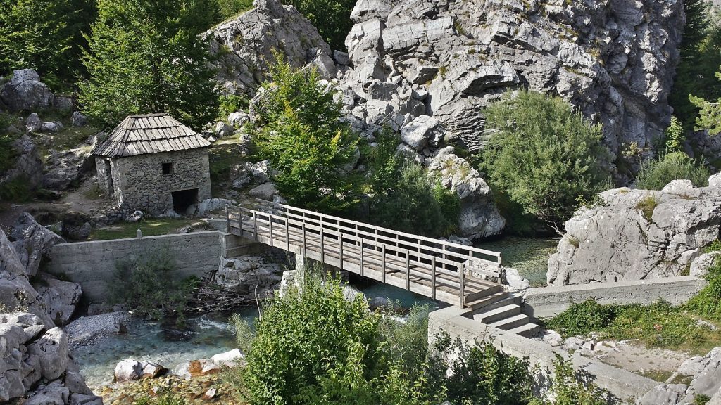 Alte Wassermühle am kristallklaren Valbona-Fluss, Albanien