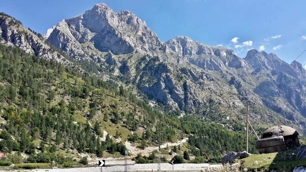 Bunker vor grandioser Bergkulisse: Valbone, Albanien 2016