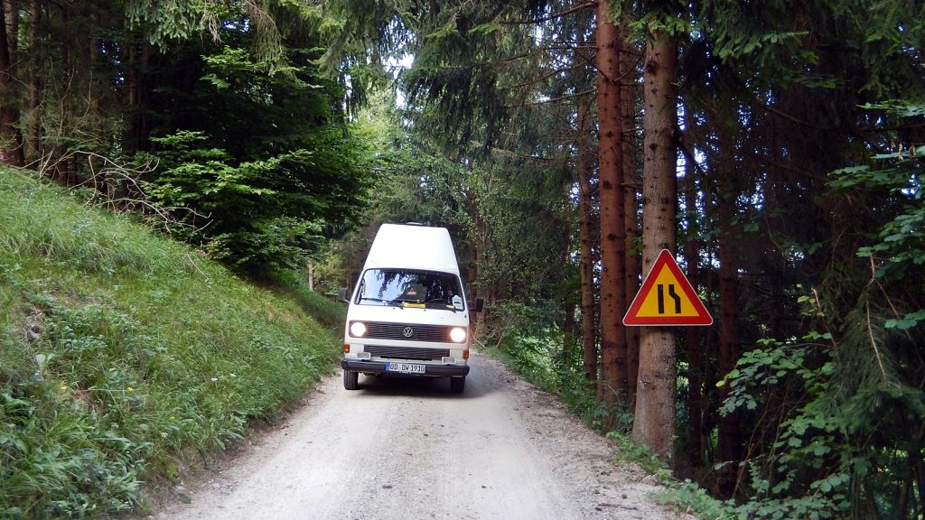Waldweg als Landstraße in Slowenien