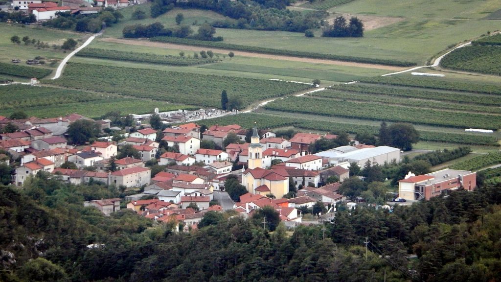 Vrhpolje, rechts neben der Kirche der Campingplatz