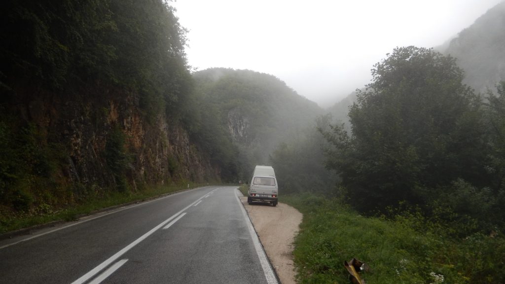 Schöne Berge, mieses Wetter entlang der M5 in Bosnien-Herzegowina