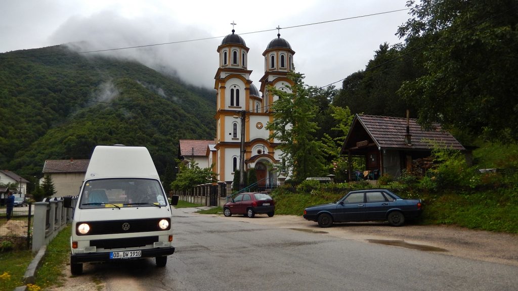 Bulli-Roadtrip vor der Kirche in Jezero, Bosnien-Herzegowina
